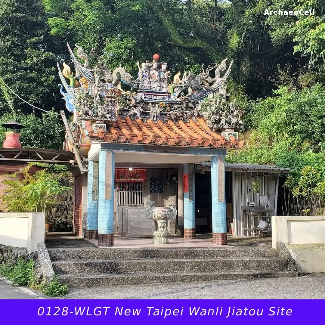 萬里加投遺址附近的土地公廟，位於樹林環繞的路邊