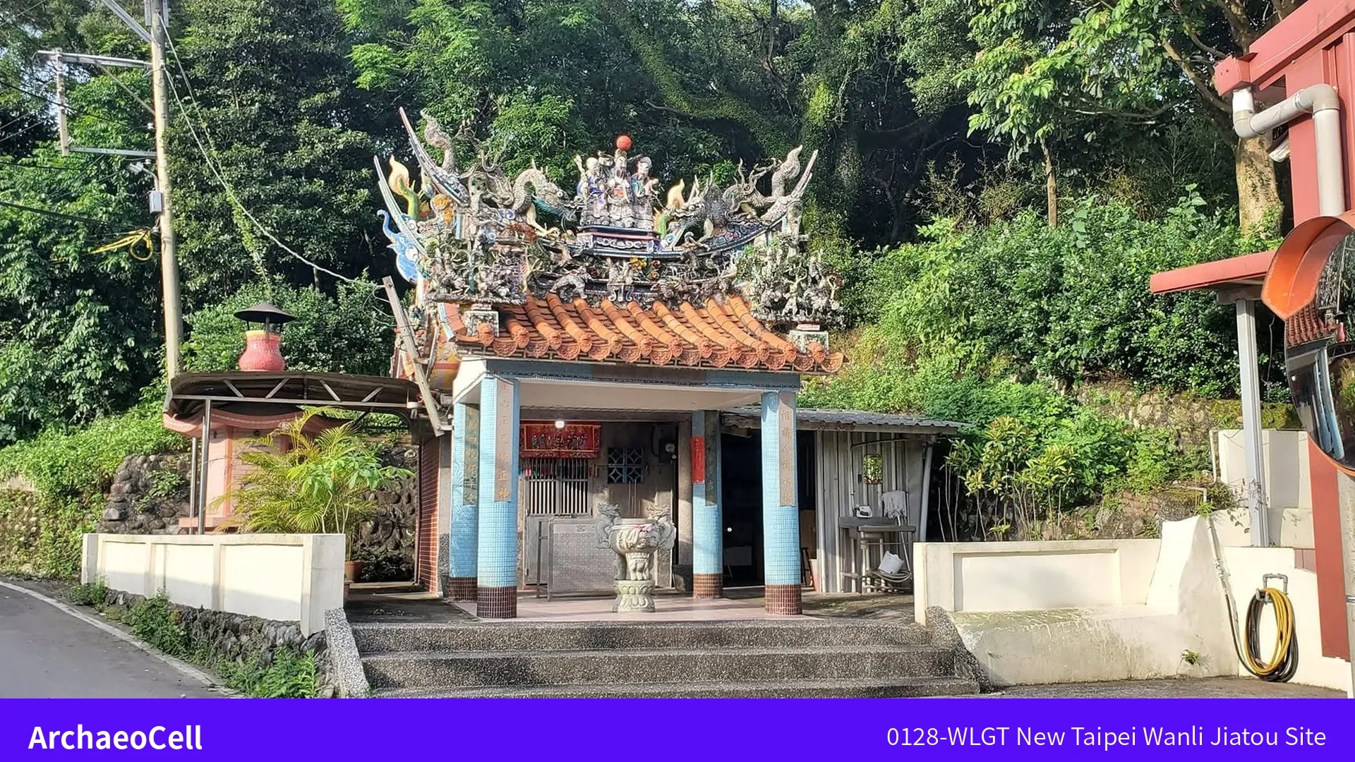 萬里加投遺址附近的土地公廟，位於樹林環繞的路邊